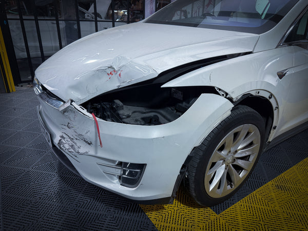 【Tesla 維修實錄】Model X 不慎與的士相撞，原廠等件要幾個月？我們 2 星期完成修復！