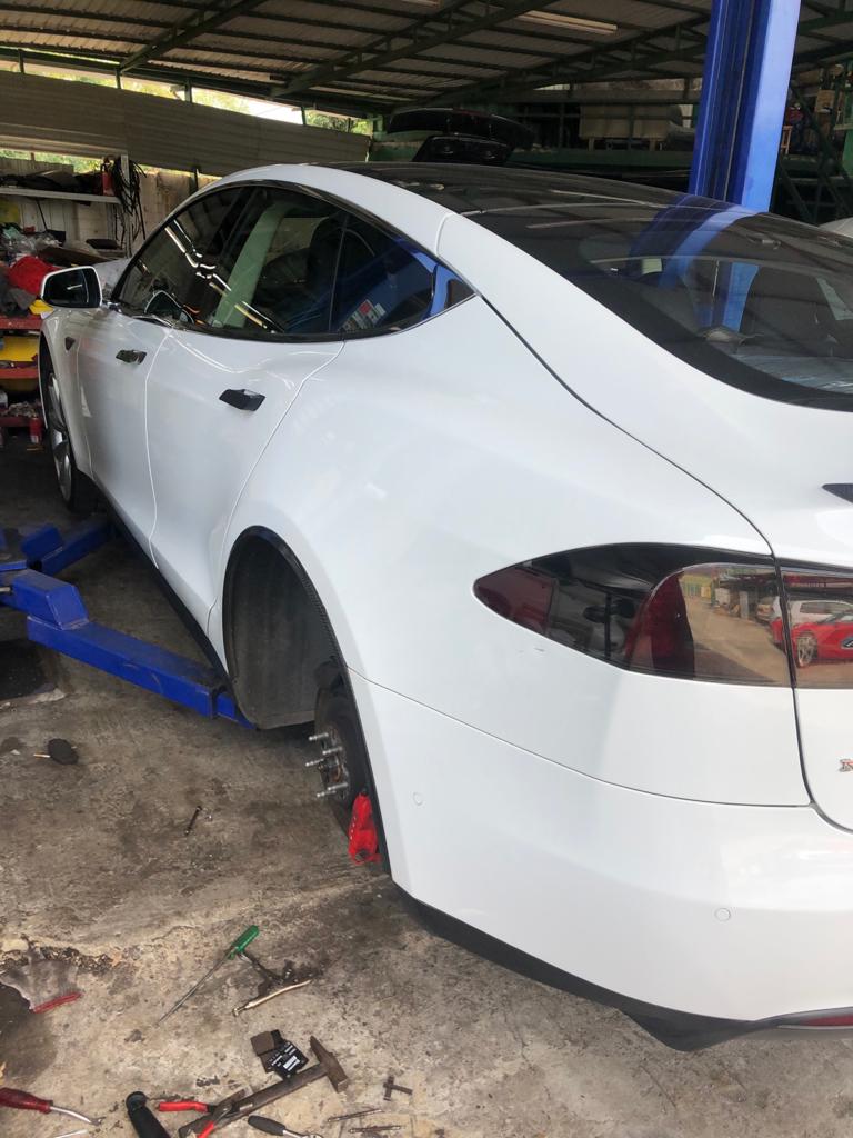 TESLA MODEL S 維修零件 ｜ 更換 TESLA 搖臂 ｜ TESLA 避震 ｜ 最佳TESLA 維修中心 ｜TESLA 維修車房 ｜TESLA BODYSHOP ｜TESLA 車身維修